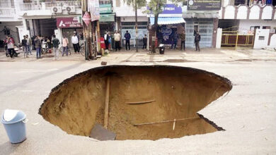 Photo of विकास की धंसती सड़कें और भ्रष्टाचार की गहरी नींवें