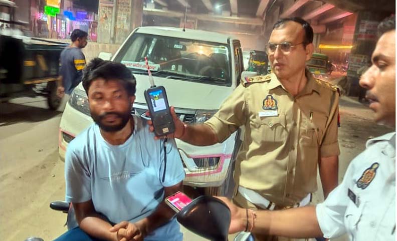 लोनी में ट्रैफिक पुलिस ने चलाया शराब पीकर वाहन चलाने वालों के खिलाफ अभियान