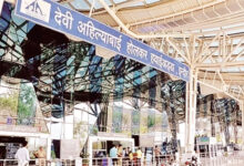 Photo of यात्री कतारों में खड़े रहे, सुरक्षा के रखवाले सौदों में खड़े मिले