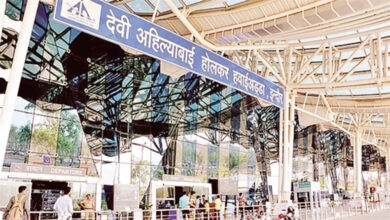 Photo of यात्री कतारों में खड़े रहे, सुरक्षा के रखवाले सौदों में खड़े मिले