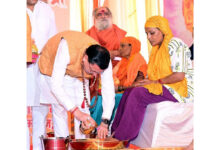 Photo of कांवड़ यात्रियों के अभिनदंन कार्यक्रम में मुख्यमंत्री ने पांच शिवभक्त कांवड़ियों का चरण प्रक्षालन कर उनका सम्मान किया