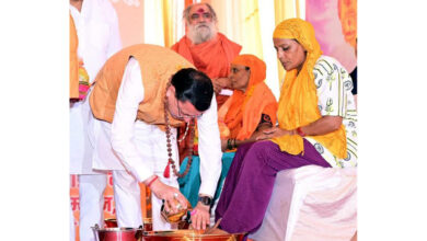 Photo of कांवड़ यात्रियों के अभिनदंन कार्यक्रम में मुख्यमंत्री ने पांच शिवभक्त कांवड़ियों का चरण प्रक्षालन कर उनका सम्मान किया
