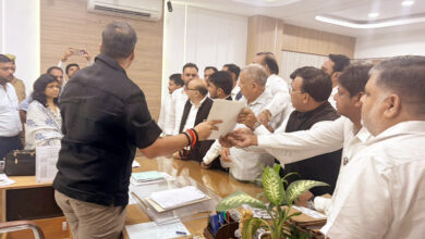 Photo of प्रस्तावित उपनिबंधक कार्यालय के स्थानांतरण के विरोध में अधिवक्ताओं ने जिलाधिकारी को दिया ज्ञापन