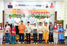 Photo of हिंदी केवल हमारी अभिव्यक्ति का माध्यम नहीं, बल्कि हमारी जड़ों, संस्कारों और सांस्कृतिक चेतना से जुड़ी पहचान है : धामी