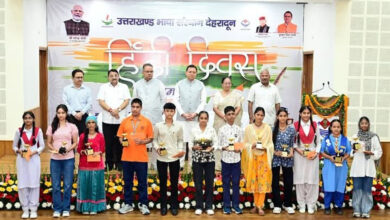Photo of हिंदी केवल हमारी अभिव्यक्ति का माध्यम नहीं, बल्कि हमारी जड़ों, संस्कारों और सांस्कृतिक चेतना से जुड़ी पहचान है : धामी