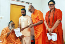 Photo of श्रीपंचदशनाम जूना अखाड़े के अंतरराष्ट्रीय संरक्षक श्रीमहंत स्वामी हरिगिरी जी महाराज का आशीर्वाद लेकर आगे चली “हिंदू जागो, घर बेटी अस्तित्व बचाओ यात्रा