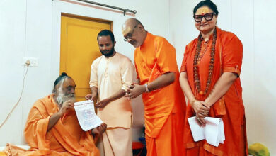 Photo of श्रीपंचदशनाम जूना अखाड़े के अंतरराष्ट्रीय संरक्षक श्रीमहंत स्वामी हरिगिरी जी महाराज का आशीर्वाद लेकर आगे चली “हिंदू जागो, घर बेटी अस्तित्व बचाओ यात्रा