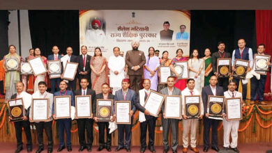 Photo of शिक्षक एवं शिक्षिकाओं को राज्यपाल ने सम्मानित किया