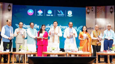 Photo of लेखक गांव, समाज को दिशा देने वाले विचारों का प्रतीक है : सीएम धामी