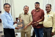 Photo of डॉ. कुमेश कुमार जैन ने राजस्थान विधानसभा अध्यक्ष वासुदेव देवनानी को भेंट की अनूठी पुस्तक ‘झंकार–द स्ट्रम’