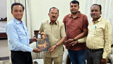 Photo of डॉ. कुमेश कुमार जैन ने राजस्थान विधानसभा अध्यक्ष वासुदेव देवनानी को भेंट की अनूठी पुस्तक ‘झंकार–द स्ट्रम’