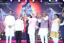 Photo of लव कुश रामलीला: दिल्ली वालों को तीन संदेश देकर, आंखें मटकाते जला रावण
