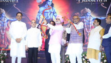 Photo of लव कुश रामलीला: दिल्ली वालों को तीन संदेश देकर, आंखें मटकाते जला रावण